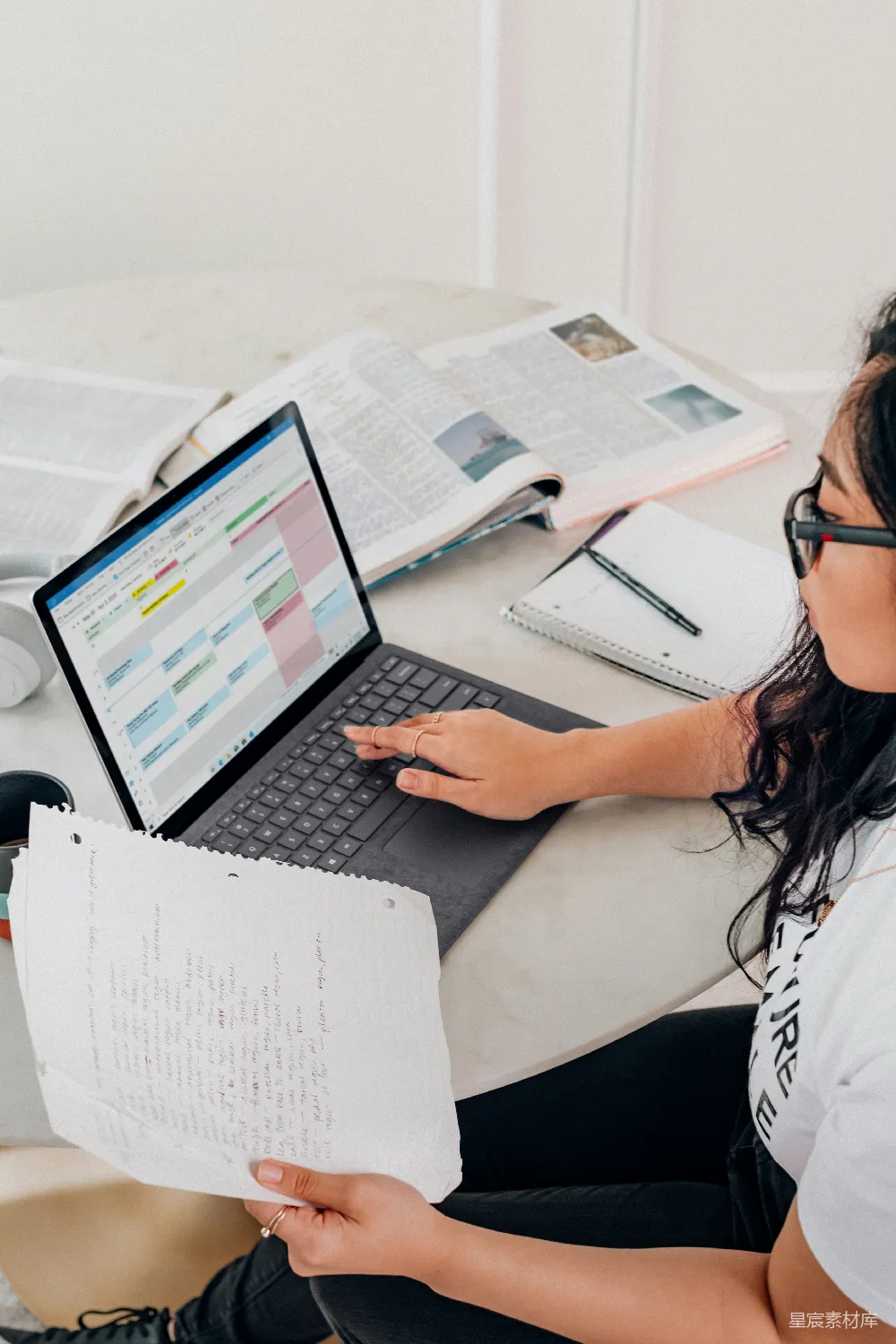 高清摄影  穿着白衬衫的女人在使用Microsoft Surface Laptop 3铂金版。
