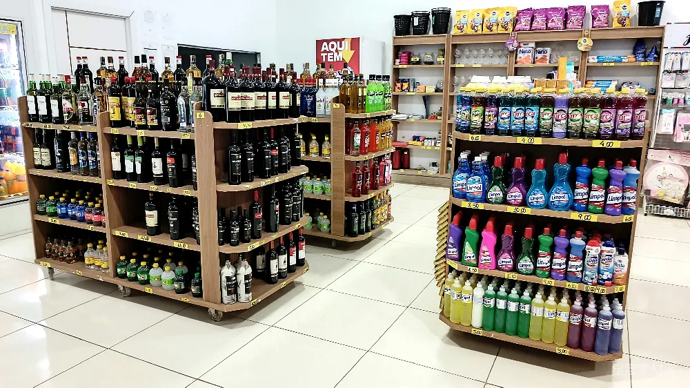 高清摄影  一家装满许多酒瓶的商店