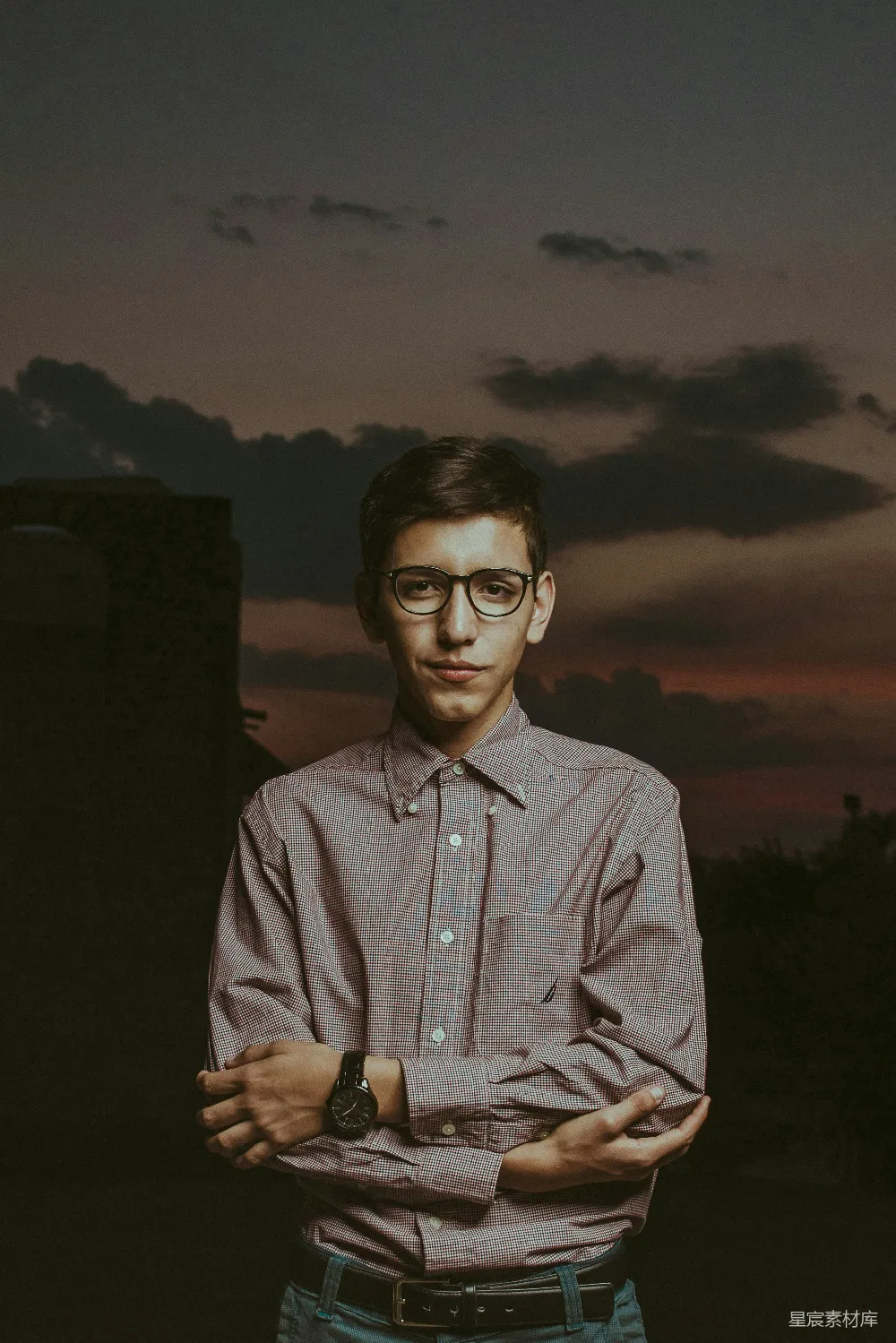高清摄影  穿白色和蓝色格子条纹衬衫并戴黑色边框眼镜的男人