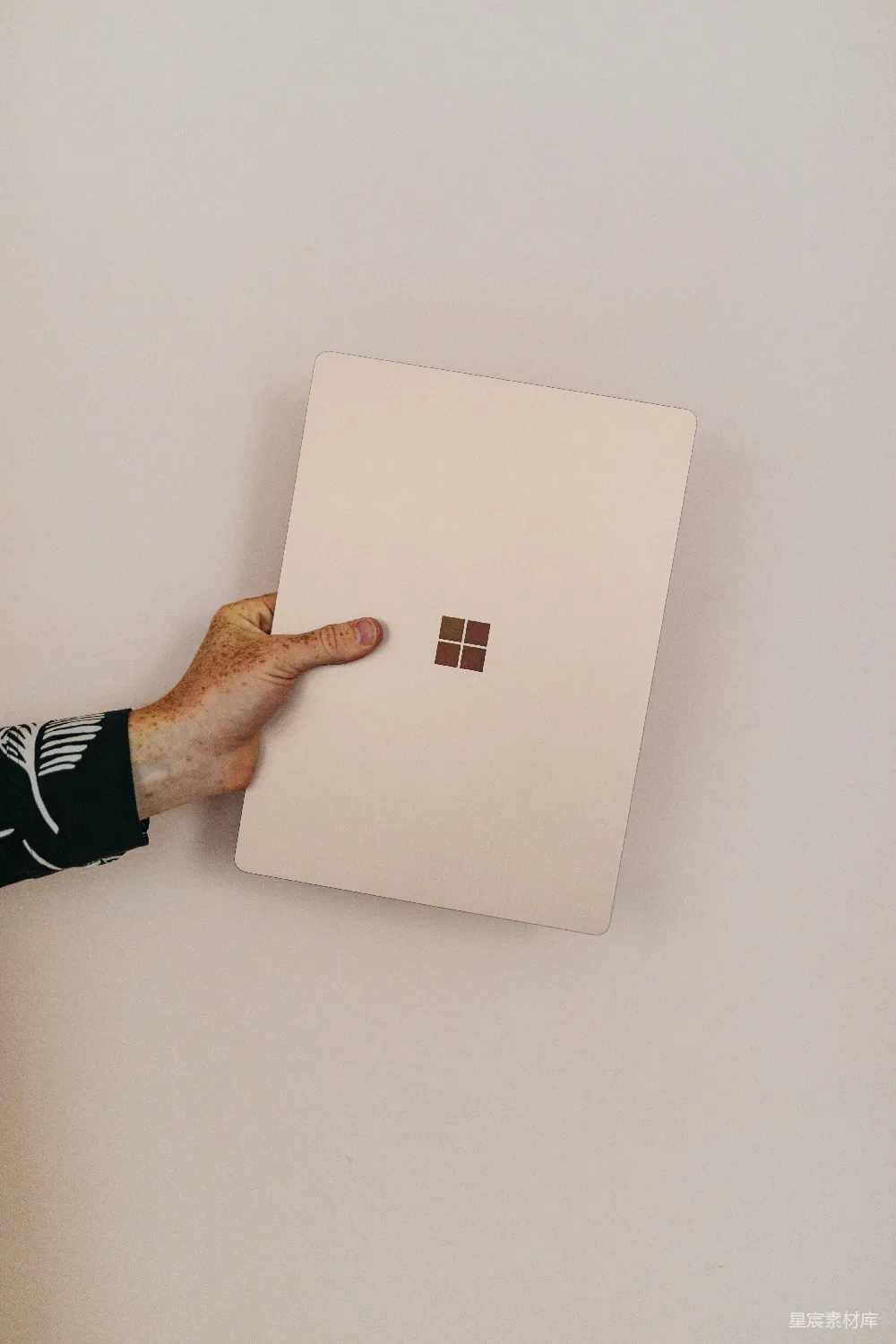 高清摄影  拿着砂岩的Microsoft Surface笔记本电脑