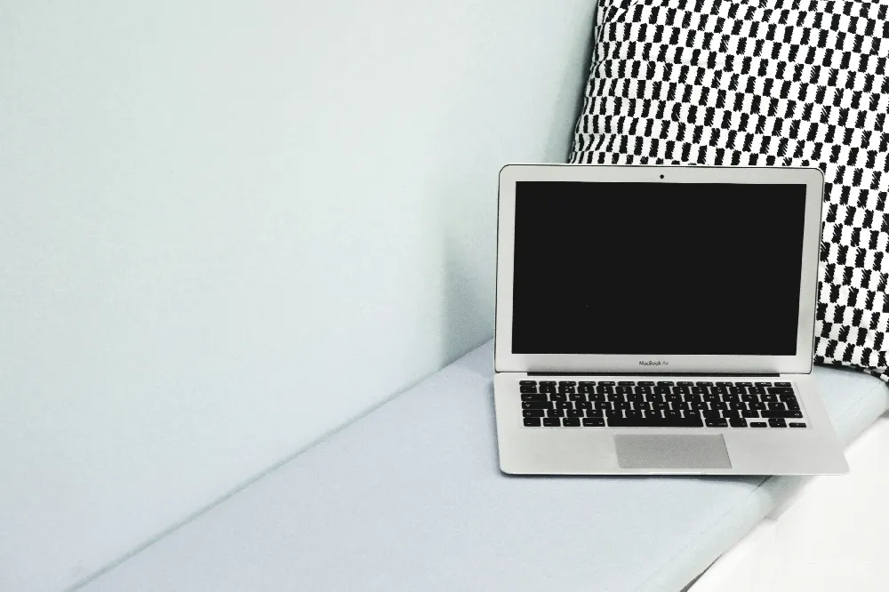 高清摄影  MacBook Air在白色桌子上