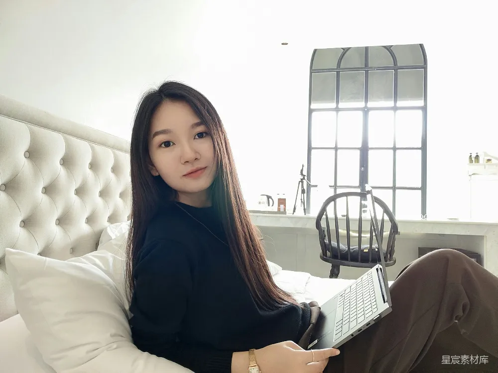 高清摄影  一个女人坐在沙发上