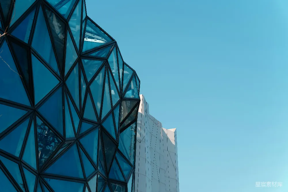 高清摄影  一座非常高的建筑物，其玻璃外墙呈蓝色。
