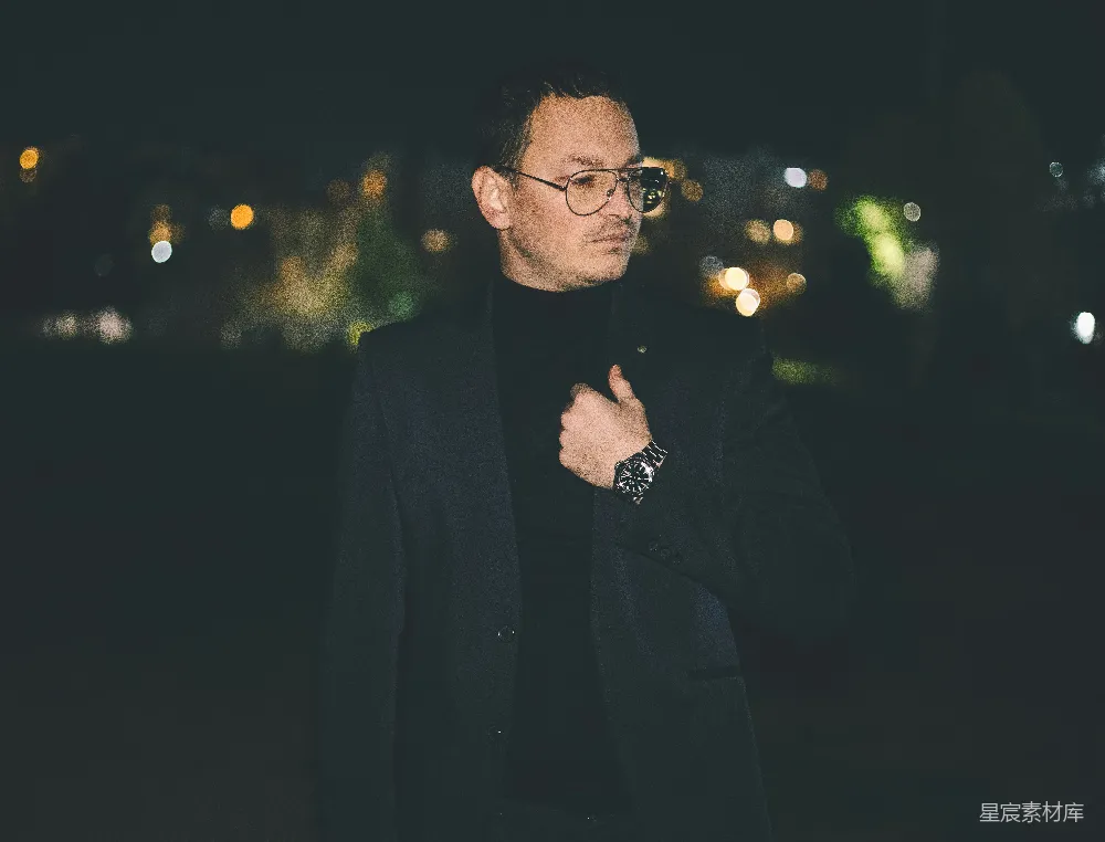 高清摄影  一个穿着西装戴着眼镜的男人站在黑暗中
