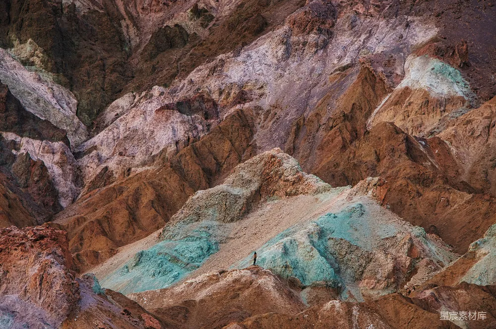 高清摄影 自然 白天的棕色岩石山