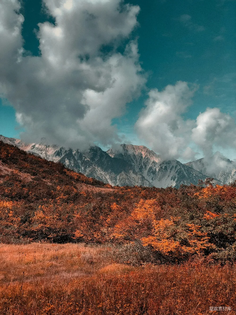 高清摄影 自然 白天，白云下有棕色和绿色的山峰和蓝天。