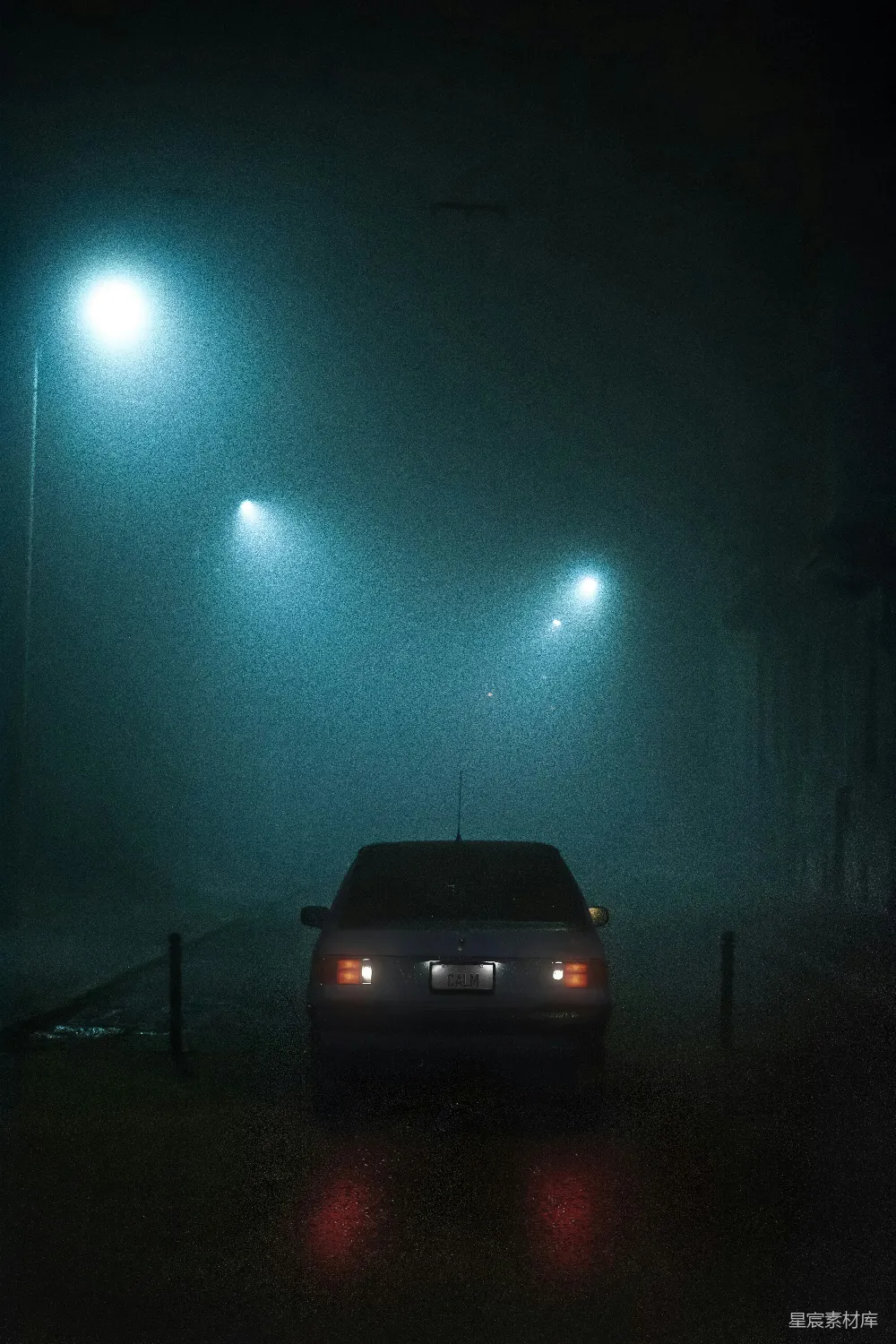 高清摄影 电影 壁纸 一辆车停在雾蒙蒙的停车场里，夜色中。