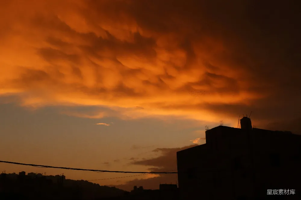 高清摄影  一座建筑物的夕阳景色，背景中有云彩。