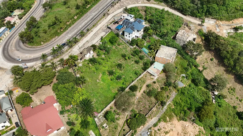 高清摄影  山脚下俯瞰的景色，可以看到建筑物和道路。
