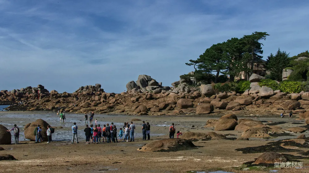 高清摄影 海滩 岩石 自然 旅游 户外 粉红色沙滩上的游客