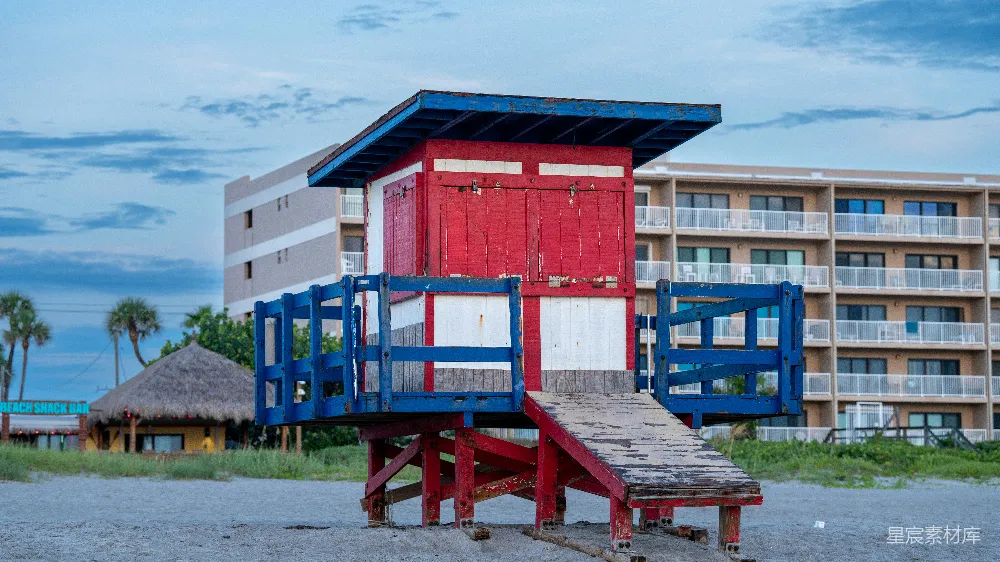 高清摄影 海滩 救生员小屋 红色 日落 海岸 海滩上的红色救生员小屋
