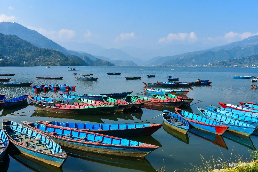高清摄影 湖景 彩色小船 宁静 自然风光 旅行 湖畔的彩色小船
