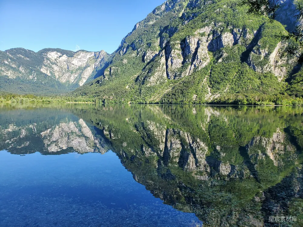高清摄影 自然风光 宁静 倒影 山脉 湖水 高山湖泊的宁静倒影