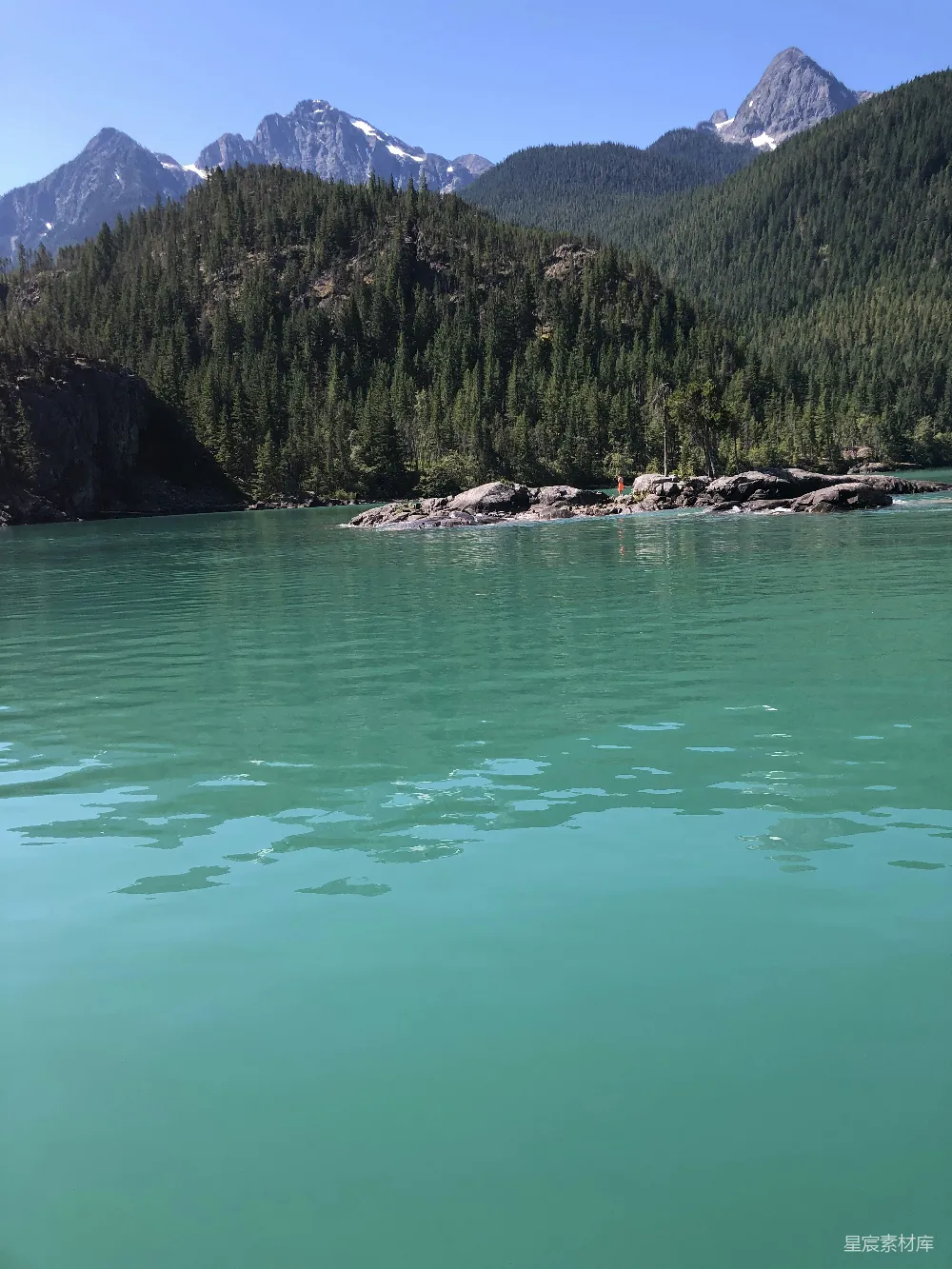 高清摄影 自然风光 湖泊 宁静 山景 户外 碧绿湖畔的宁静时光