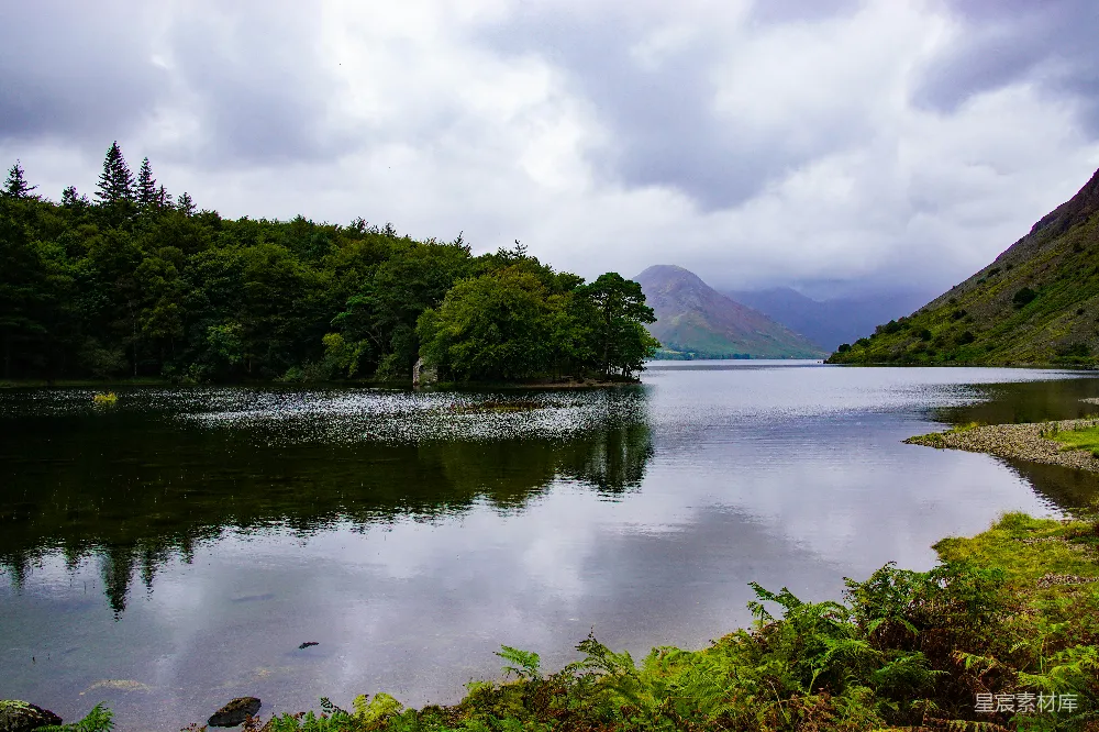 高清摄影 自然风光 宁静 湖景 山景 户外 静谧湖畔的山景