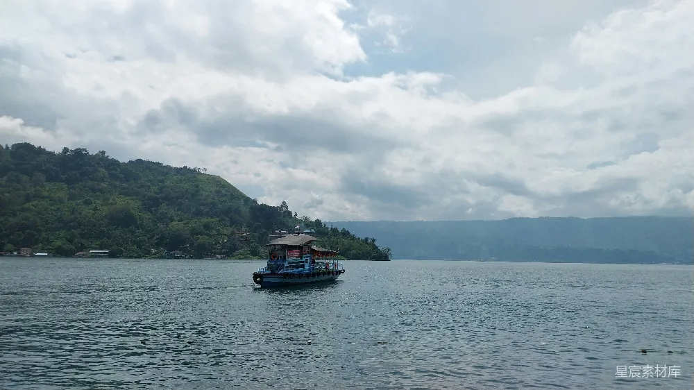高清摄影 湖景 自然风光 旅游 休闲 户外 湖上航行的船只