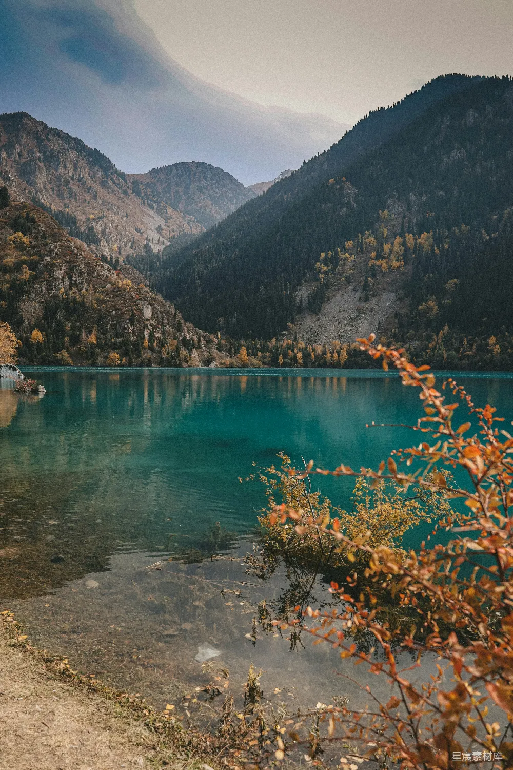高清摄影 自然风光 秋季 湖泊 山脉 宁静 秋日山间静谧湖泊