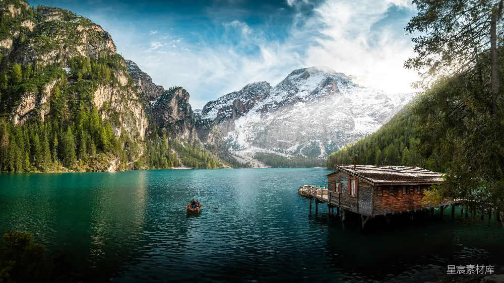 高清摄影 湖景 雪山 宁静 自然 旅行 静谧湖畔的小屋与雪山