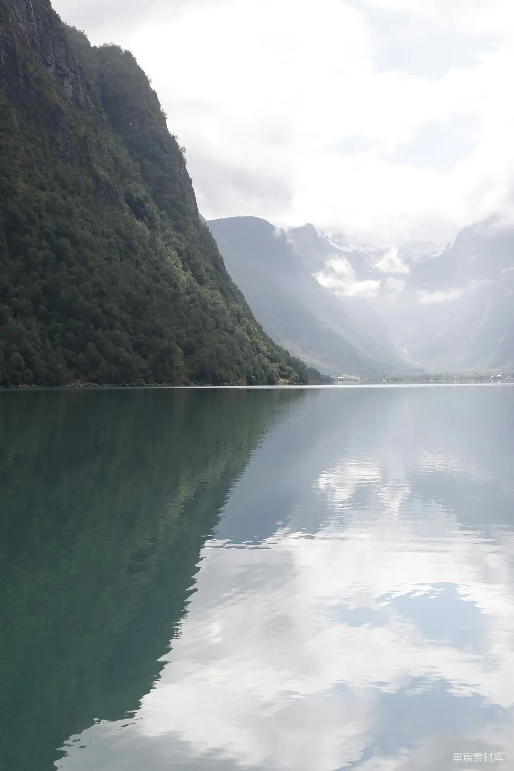 高清摄影 峡湾 山脉 宁静 自然风光 旅行 宁静的峡湾风光
