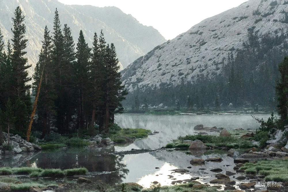 高清摄影 自然风光 山景 湖泊 清晨 宁静 晨雾中的山间湖泊