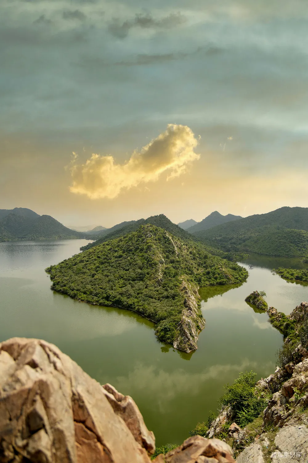 高清摄影 自然风光 湖泊 山丘 宁静 户外 湖畔山景