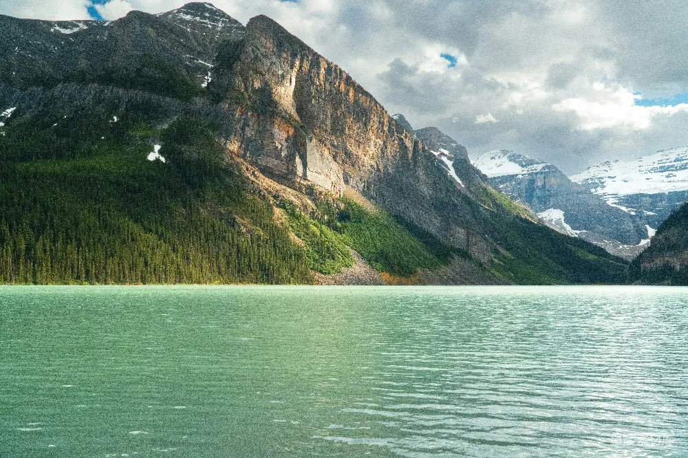 高清摄影 风景 湖泊 山脉 自然 宁静 湖畔的宁静山景