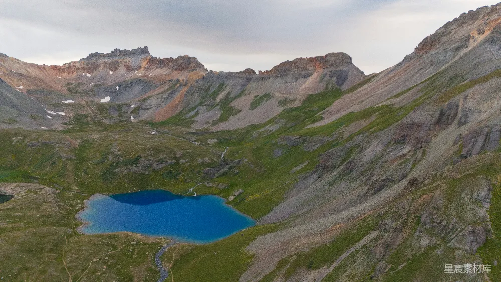 高清摄影 山脉 湖泊 自然风景 户外探险 宁静 高山蓝湖