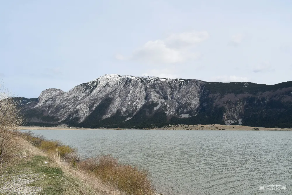 高清摄影 自然风光 湖泊 山脉 宁静 户外 湖畔雪山静谧风光