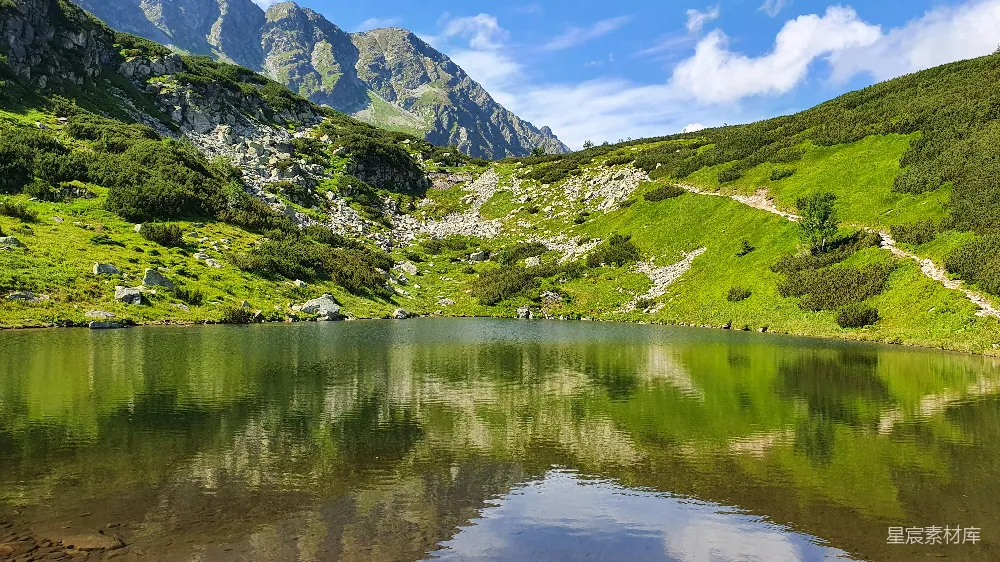 高清摄影 自然风光 宁静 湖泊 山地 户外 山间静谧的湖景