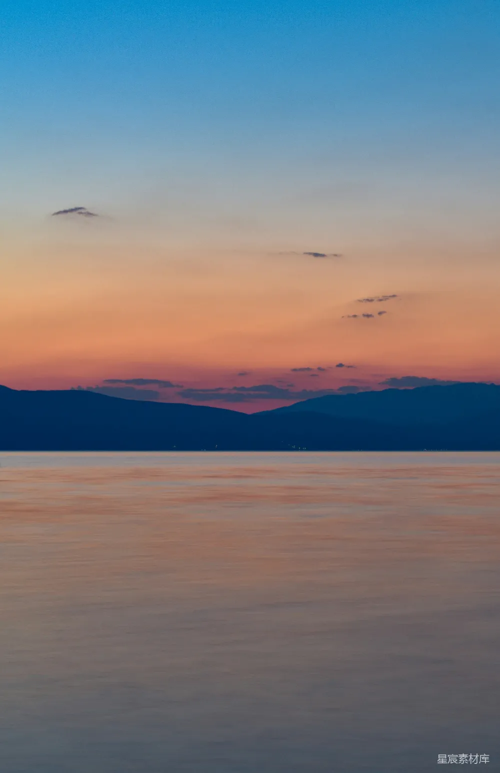 高清摄影 自然风景 宁静 日落 湖泊 山水 夕阳下的平静湖面