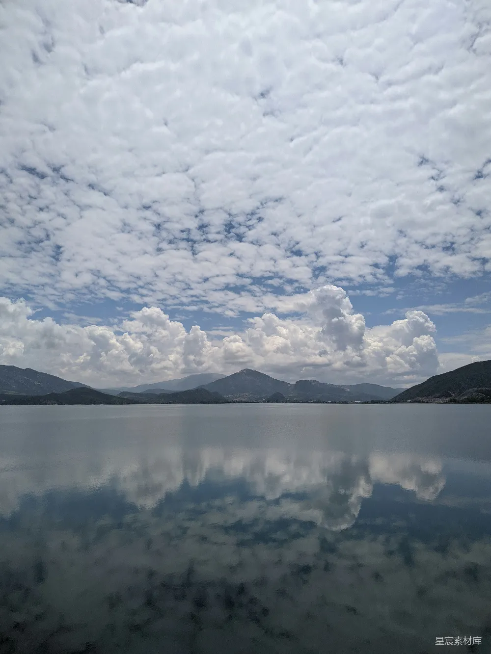 高清摄影 湖面 天空 云彩 宁静 自然 宁静湖面与天空云彩的倒影