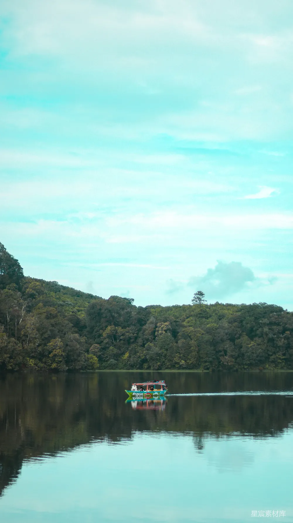 高清摄影 风景 自然 宁静 旅行 水上 湖面上的渔舟