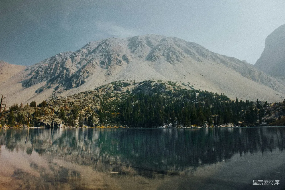 高清摄影 自然风光 山景 宁静 湖泊 户外 静谧的湖畔山景