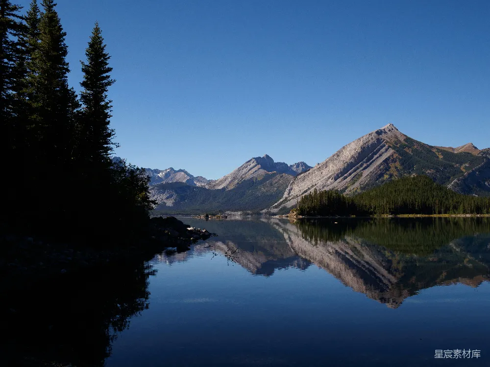 高清摄影 自然风光 宁静 倒影 山脉 湖景 静谧的湖畔与倒影中的山峰