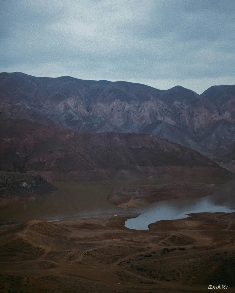 高清摄影 自然景观 沙漠 湖泊 山脉 宁静 荒漠中的湖泊与山峦