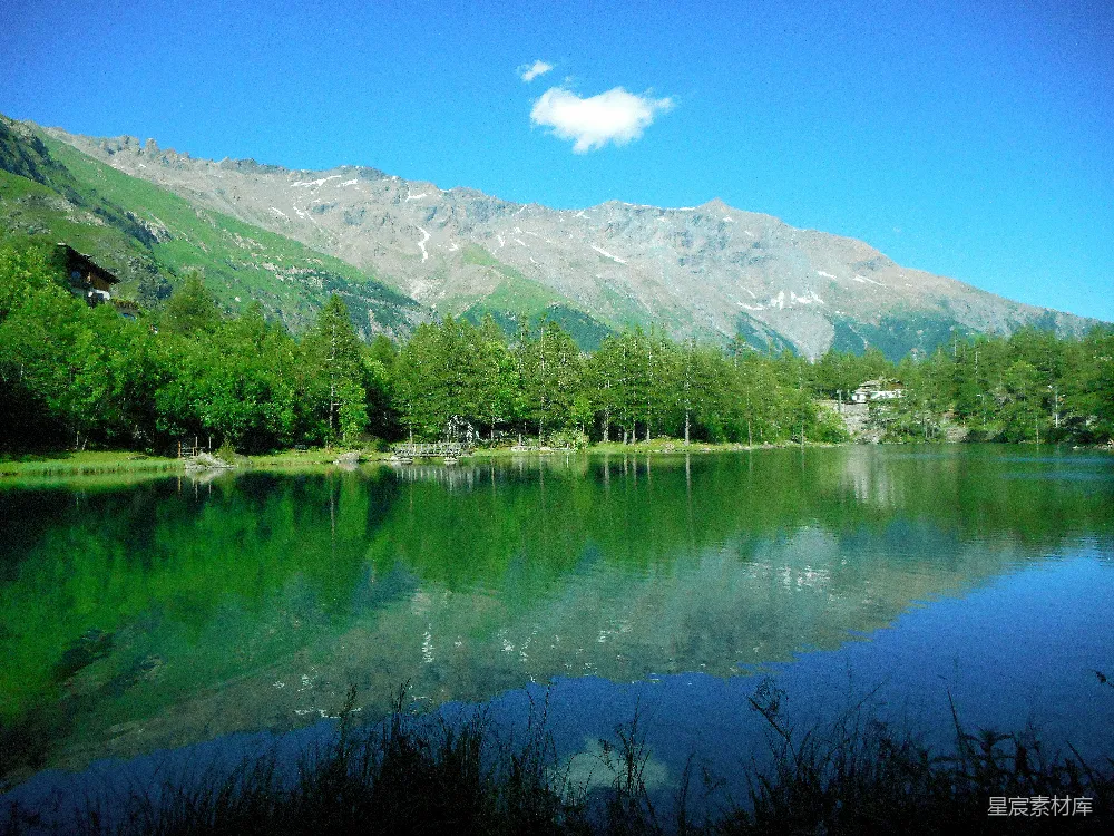 高清摄影 自然风光 湖景 山景 宁静 户外 静谧的湖畔与巍峨的山脉