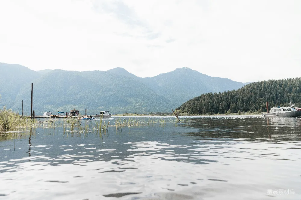 高清摄影 湖泊 山景 休闲 自然 宁静 湖畔静谧时光
