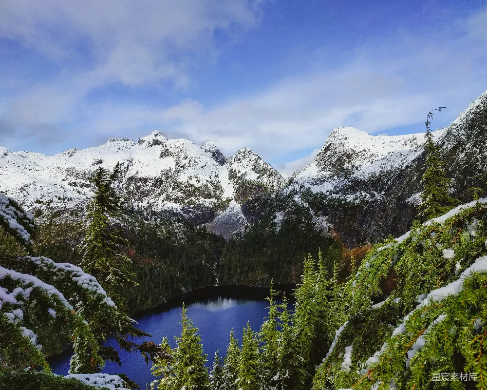 高清摄影 雪山 湖泊 自然风光 冬季景色 宁静 雪后的山间湖泊