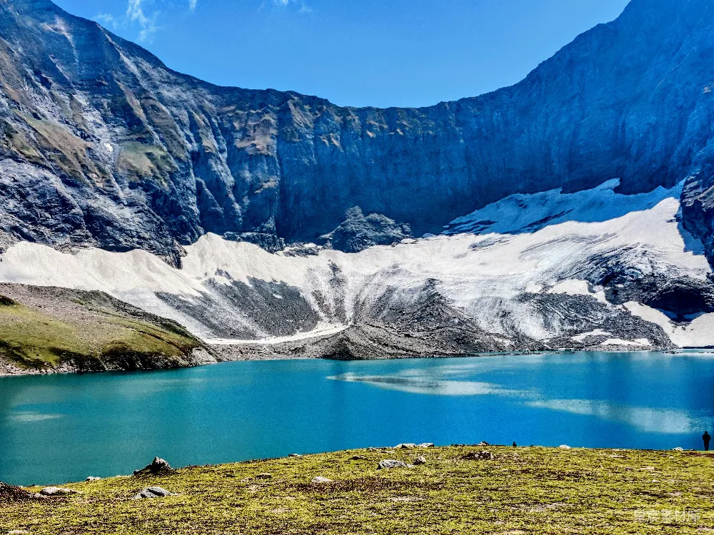 高清摄影 雪山 湖泊 自然风光 旅游景点 宁静 雪山下的蓝湖