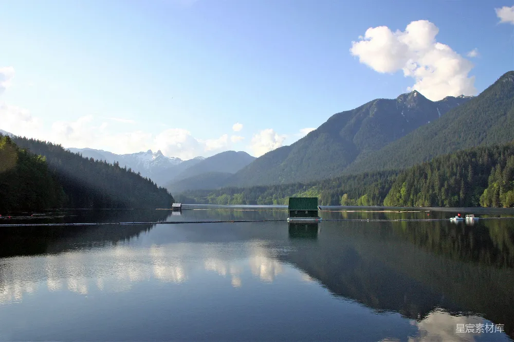 高清摄影 湖泊 山景 自然风光 宁静 户外 山间湖泊的宁静美景