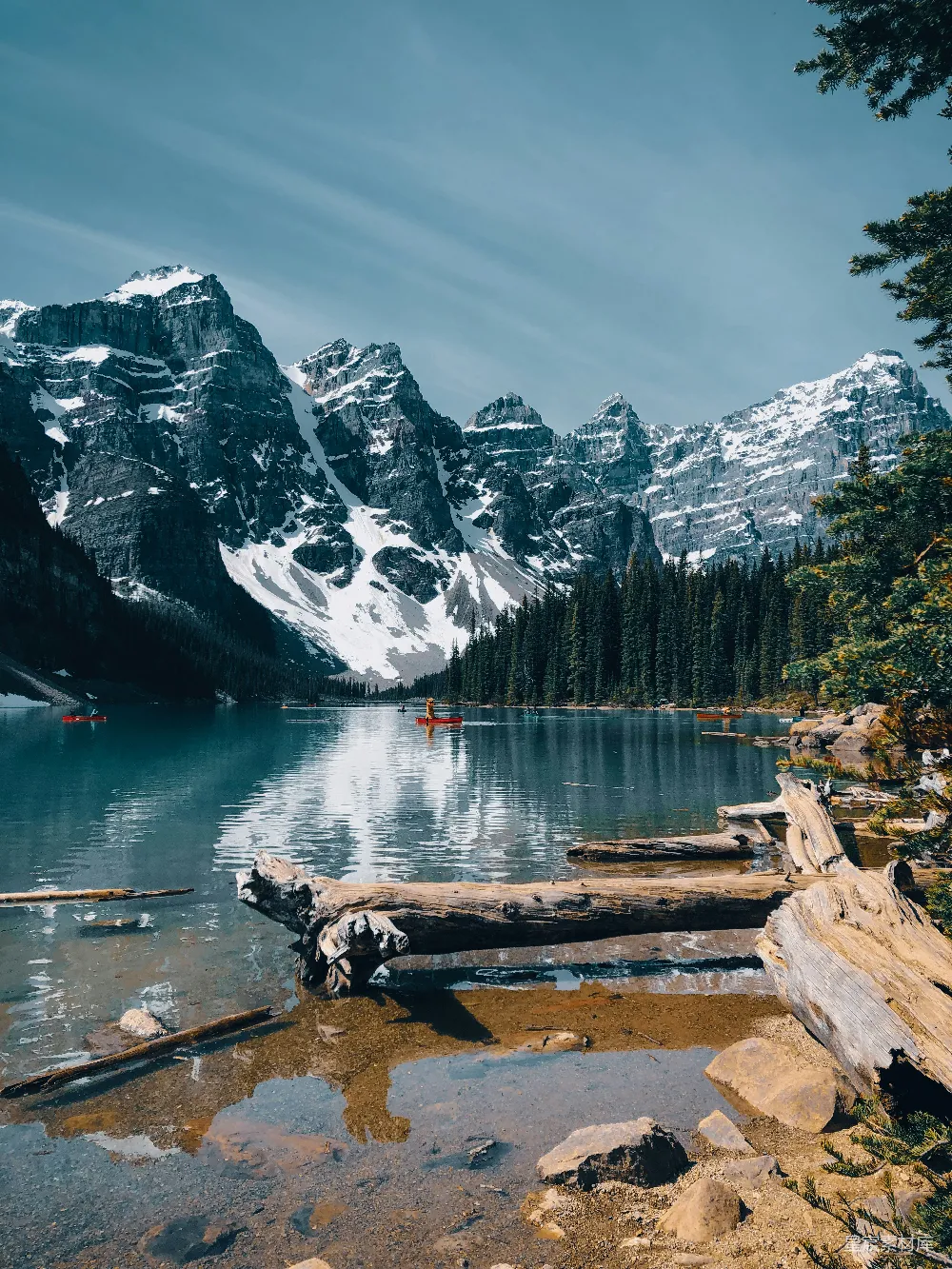 高清摄影 雪山 湖景 宁静 自然风光 户外旅行 雪山倒影下的宁静湖景
