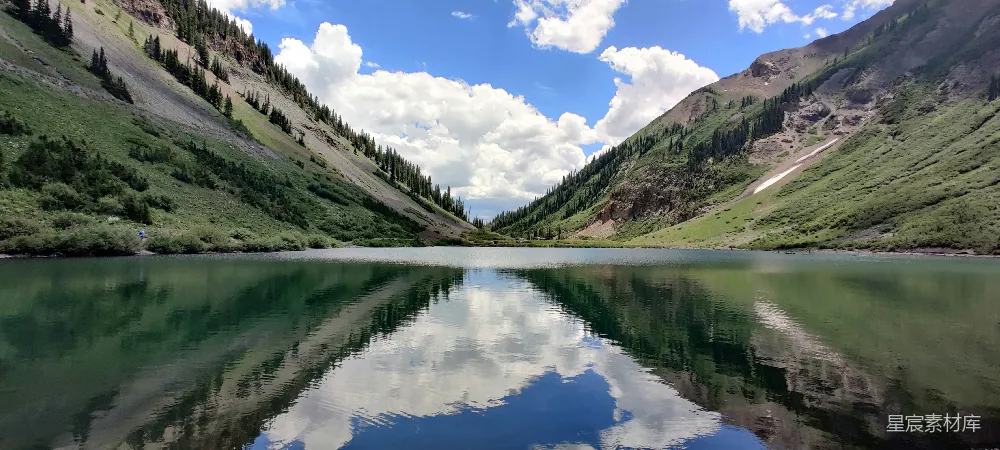 高清摄影 自然风光 山景 湖泊 户外旅行 宁静 高山湖泊的宁静倒影