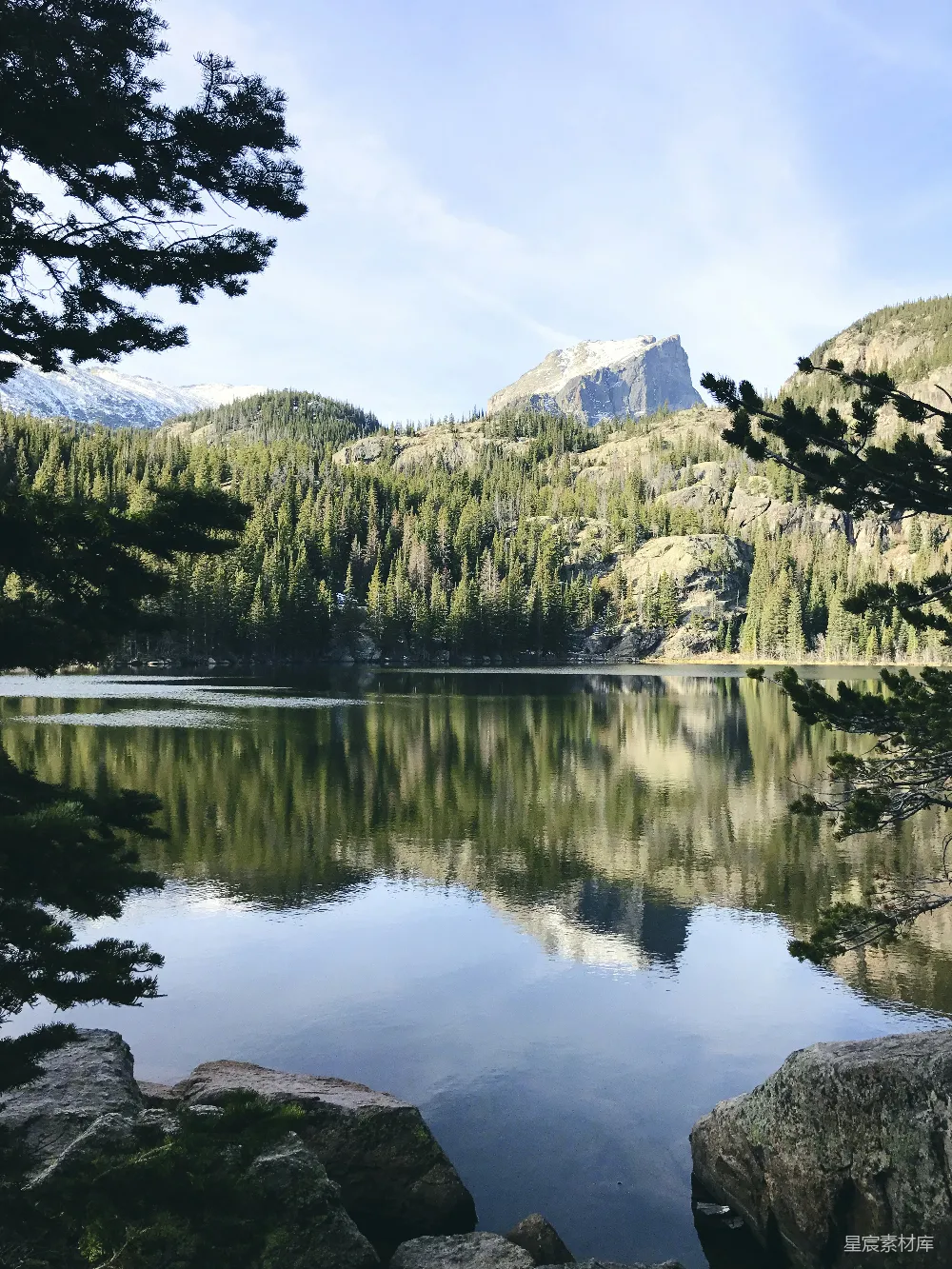 高清摄影 自然风光 宁静 山脉 倒影 湖泊 静谧湖畔的雪山倒影