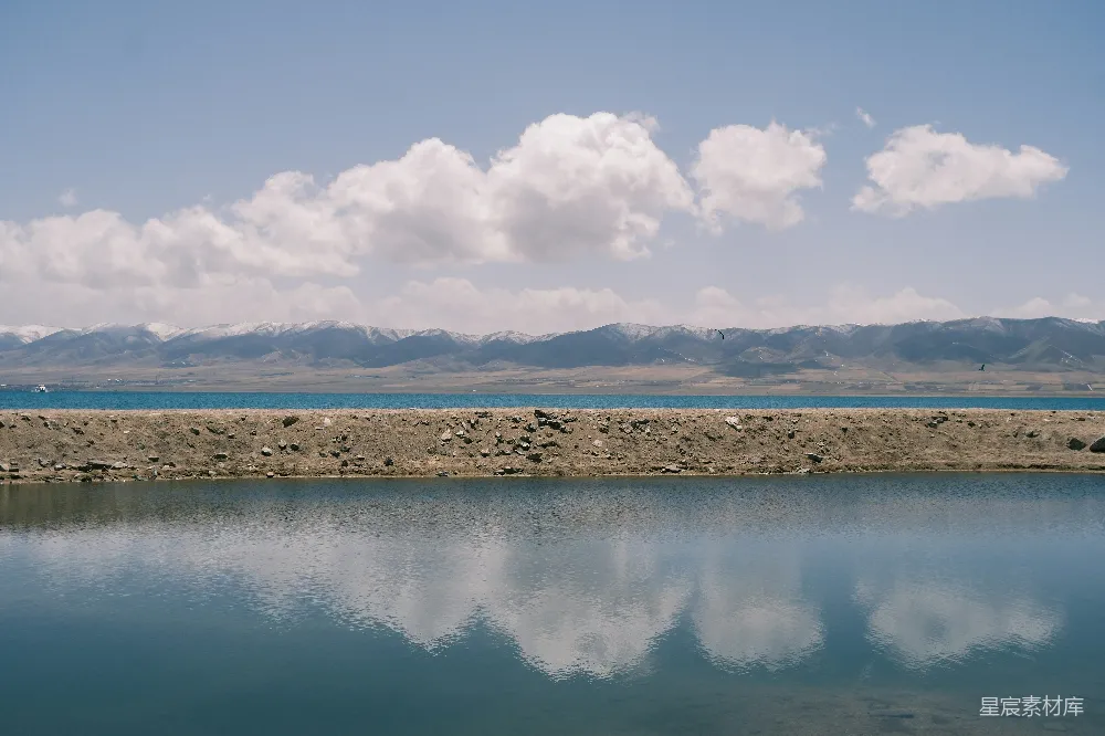 高清摄影 自然风光 宁静 山脉 湖泊 风景 山湖相映的宁静美景