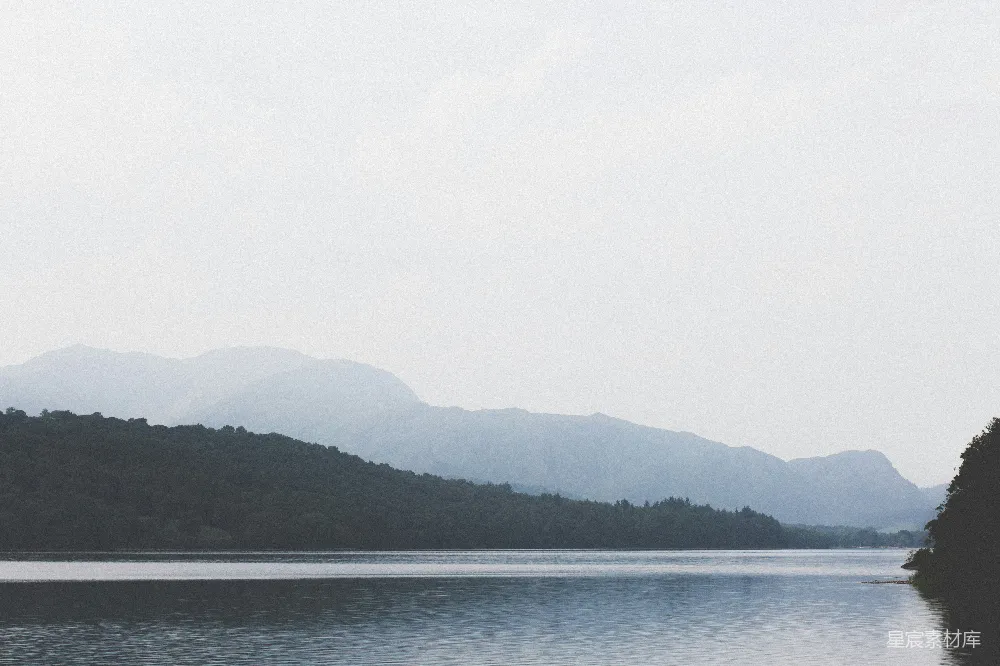 高清摄影 自然风光 宁静 山脉 湖水 户外 平静湖畔的山景