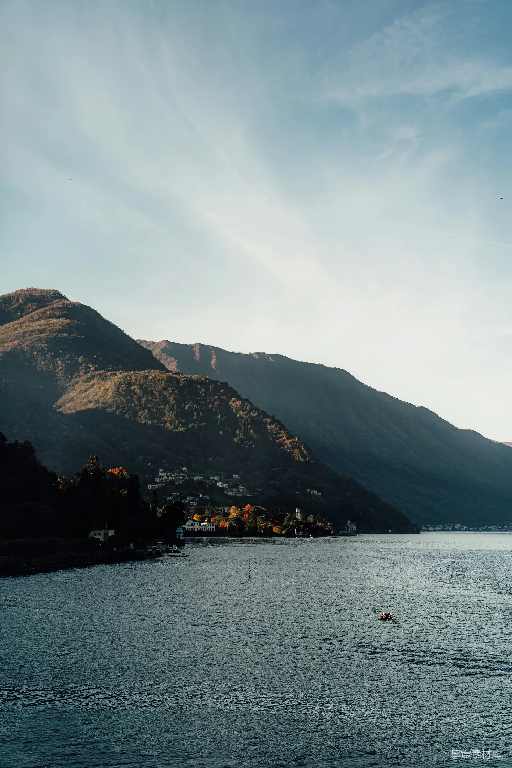 高清摄影 湖景 山景 自然风光 宁静 旅游 湖畔静谧的山景