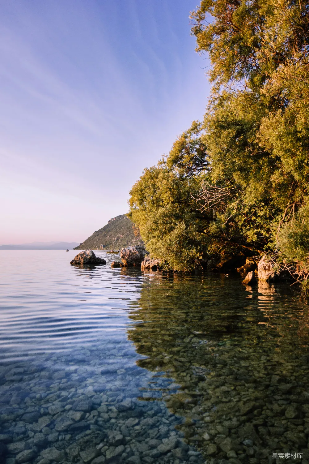 高清摄影 湖景 自然风光 宁静 户外 水边 静谧的湖畔