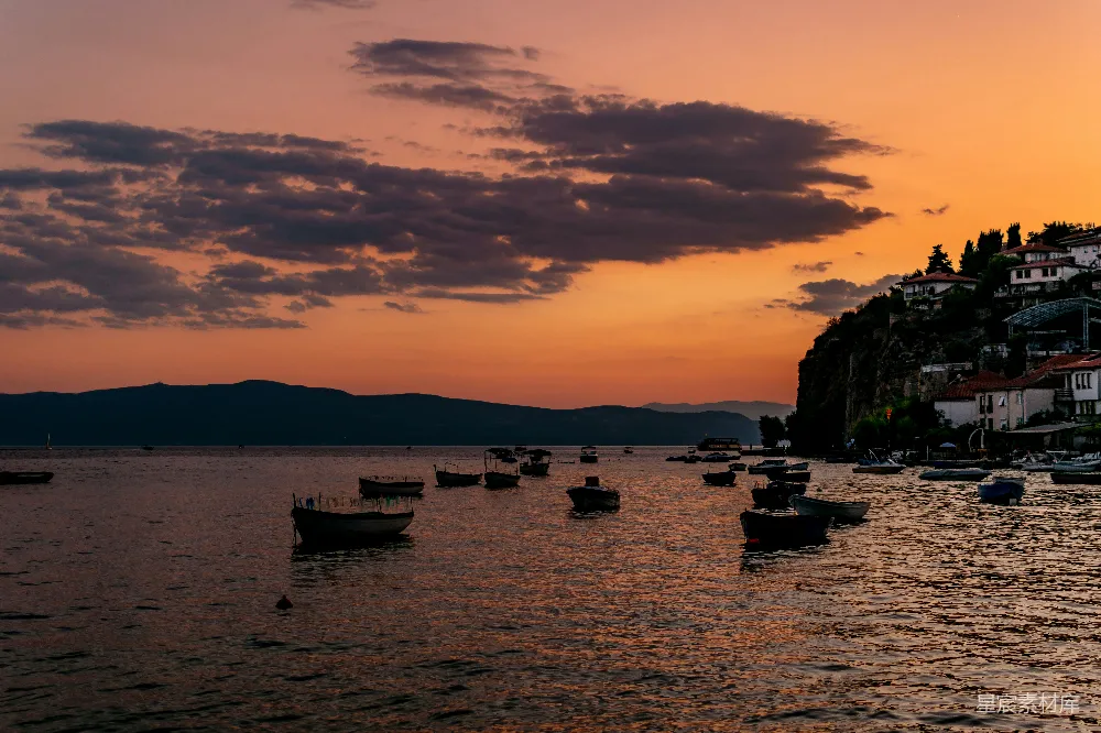 高清摄影 自然风光 日落 宁静 湖景 休闲 夕阳下的湖畔小舟