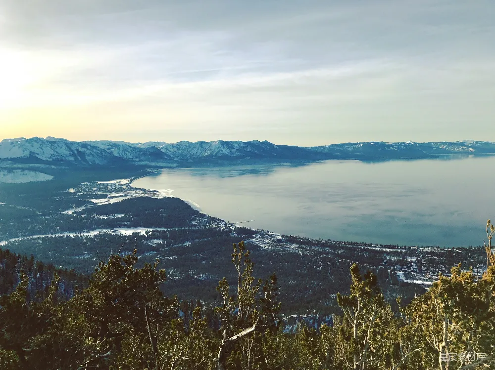 高清摄影 自然风光 冬季景色 湖边雪景 宁静之美 高山湖泊 湖畔雪景：宁静的自然风光