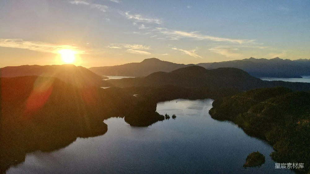 高清摄影 日落 湖泊 山脉 自然风光 宁静 日落时分的宁静湖景